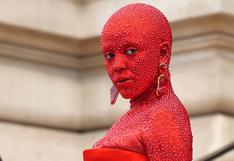 Doja Cat sorprende con curioso look rojo repleto de cristales Swarovski en desfile de Schiaparelli