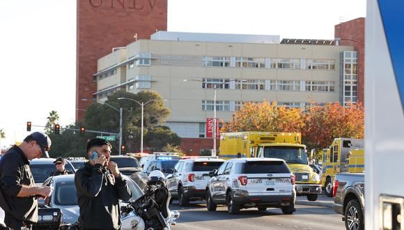 Equipos de emergencia y las fuerzas del orden responden a un tiroteo en el campus de la Universidad de Nevada, Las Vegas, en Las Vegas, el 6 de diciembre de 2023. (Foto de Ronda Churchill / AFP)