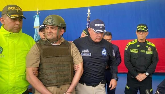 El jefe del Clan del Golfo, Dairo Antonio Úsuga, alias Otoniel, durante su proceso de extradición desde Colombia a Estados Unidos. (EFE / Ejército de Colombia).