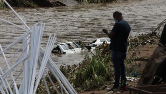 Dos coches se sumergen en las aguas de una inundación cerca de Durban, Sudáfrica, el 12 de abril de 2022. (EFE/EPA/STR)