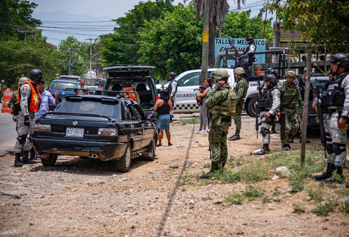Members of the Mexican Army and the National Guard check vehicles at checkpoints installed on May 31, 2023, in the Mexican municipality of Frontera Comalapa, Chiapas state, Mexico.  (Photo by Carlos López / EFE)