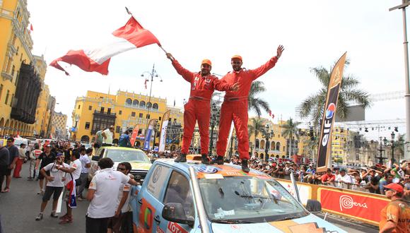 Andrés Young a la derecha de la foto, junto a Juan Fernando López, con quien corrió el Dakar 2012 y 2013. (Foto: El Comercio)