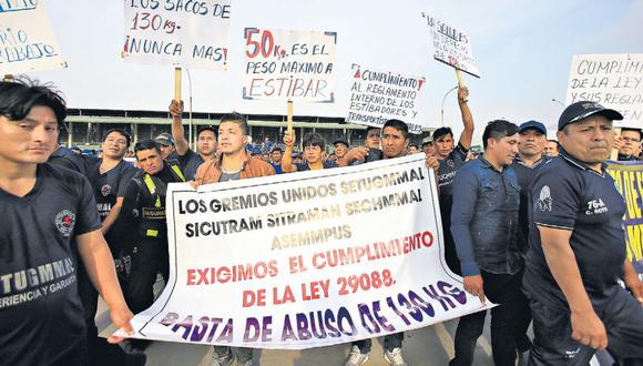 Estibadores y carretilleros realizaron un plantón ayer para que se fiscalice el peso de la carga. (Jessica Vicente / El Comercio)