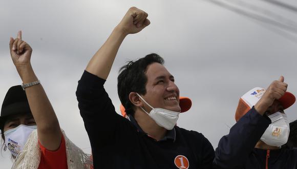 Andrés Arauz, candidato del partido Unión por la Esperanza, saluda a sus seguidores durante un mitin en Salcedo, Ecuador, el domingo 31 de enero de 2021. (AP Foto/Dolores Ochoa).