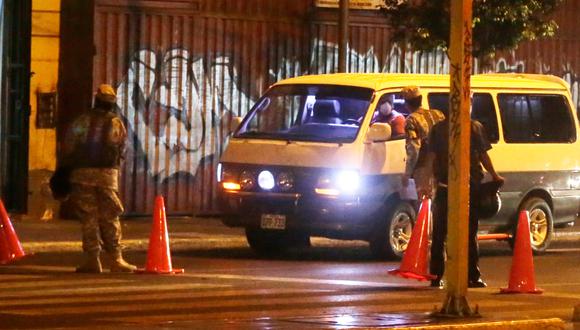 Las personas que deseen ir a vacunarse solo deberán presentar su DNI si se movilizan durante el toque de queda. (Foto: José Caja/ GEC)