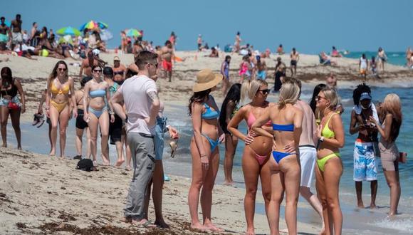 Los jóvenes pasan sus vacaciones en Miami Beach en medio de la pandemia de coronavirus que golpea a Estados Unidos. (Foto: EFE / EPA / CRISTOBAL HERRERA-ULASHKEVICH).