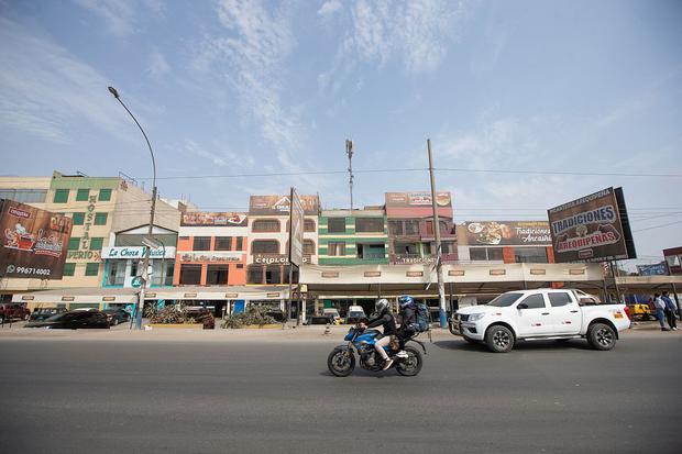 Desde el comienzo de la avenida, entrando por la Panamericana Norte, los carteles de los restaurantes y los jaladores aparecen por varias cuadras. La seguridad es una de las principales demandas de los empresarios de la zona. (Fotos: Jorge Cerdán)