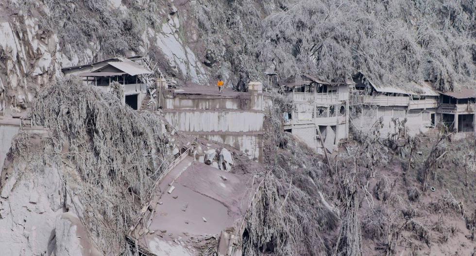 La ceniza cubre casas y árboles en las laderas del monte Semeru en Lumajang el 5 de diciembre de 2021, el día después de una erupción volcánica en Indonesia. (AMAN ROCHMAN / AFP).