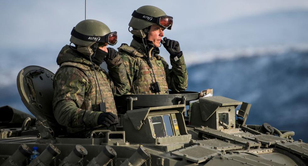Soldados españoles en un tanque Pizarro durante un ejercicio para capturar un aeródromo como parte del ejercicio Trident Juncture 2018 de la OTAN cerca de la ciudad de Oppdal, Noruega. (JONATHAN NACKSTRAND / AFP).