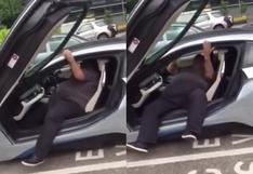 YouTube: hombre obeso intenta salir de BMW y sus amigos se burlan