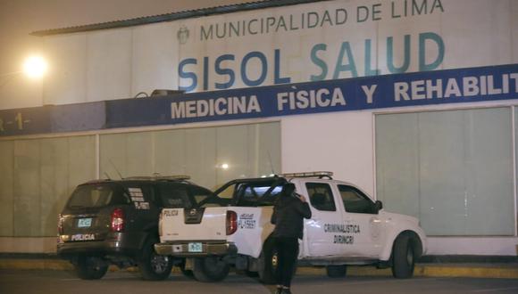 Peritos de la PNP llegaron al nosocomio para recoger evidencias. (Foto: César Grados /@photo.gec)