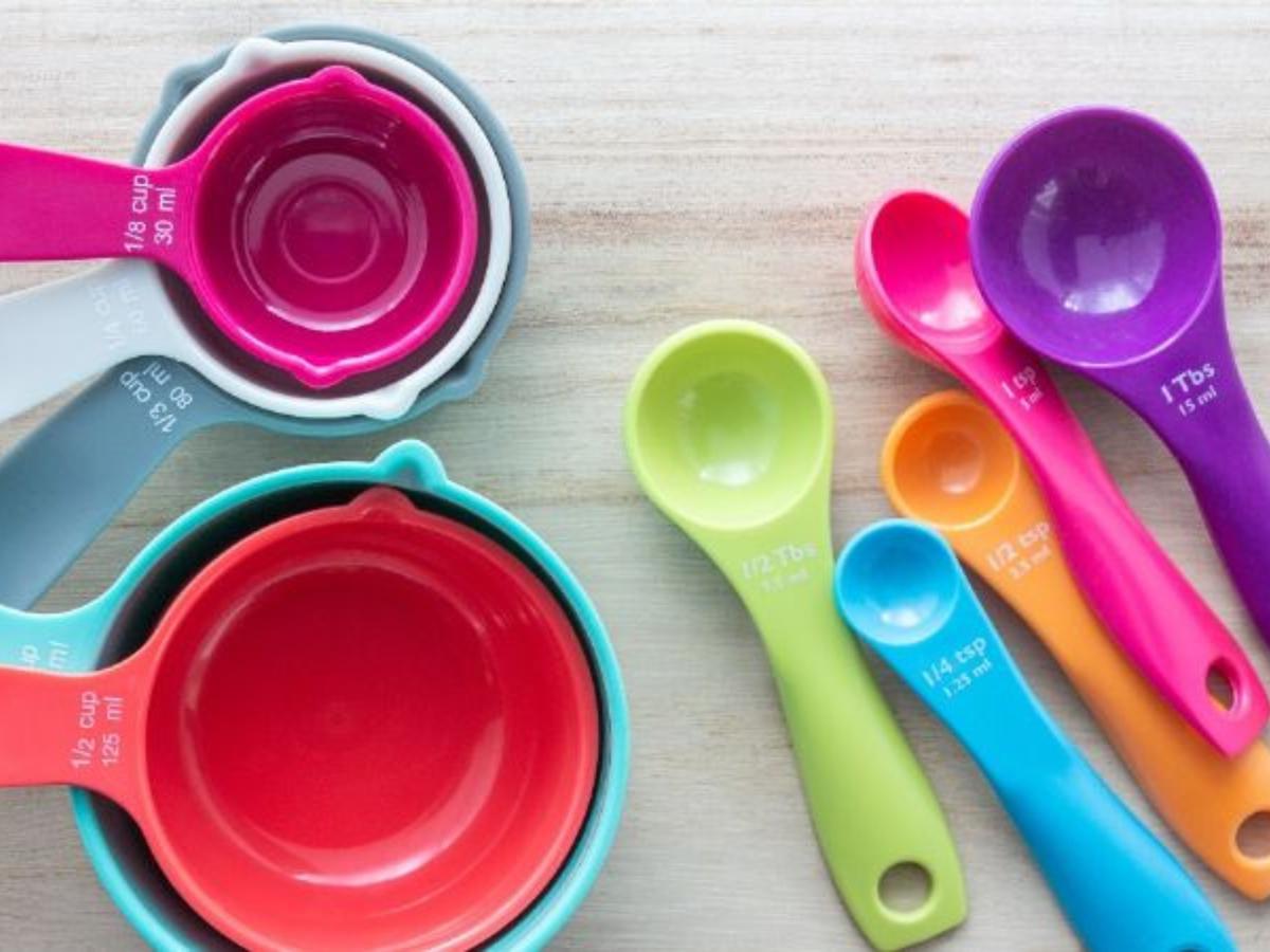 Por qué debes utilizar tazas y cucharas medidoras en tu cocina