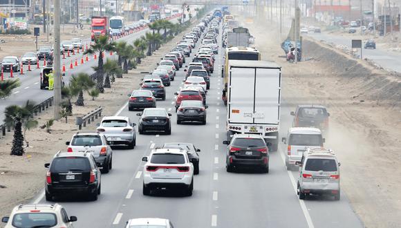 Para evitar la congestión, algunos conductores usan la vía auxiliar como si fuera un carril más para sobrepasar a otros vehículos. Esta conducta es frecuente pese a que el reglamento de tránsito la prohíbe. (Foto: Hugo Pérez / El Comercio)