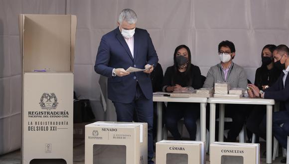 El presidente de Colombia, Iván Duque, ejerce su derecho al voto hoy en Bogotá. (EFE/Carlos Ortega).
