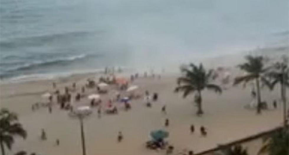 Tromba marina sorprendió a bañistas en Brasil. (Foto: YouTube)