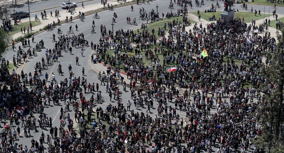 Miles de manifestantes se concentran en la Plaza Italia de Santiago. (REUTERS/Ivan Alvarado).