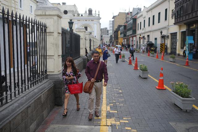 En varias calles del Damero de Pizarro se ensancharon las veredas para beneficiar a los peatones. Provisionalmente, han sido delimitadas con pinturas, macetas y conos (Foto: Atoq Ramón)