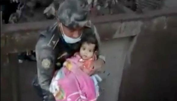 Guatemala | YouTube | El emotivo rescate de una bebé tras la erupción del Volcán de Fuego. (AP).