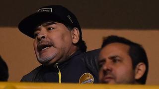 Maradona reacciona con golpes a los insultos de aficionados rivales | VIDEO