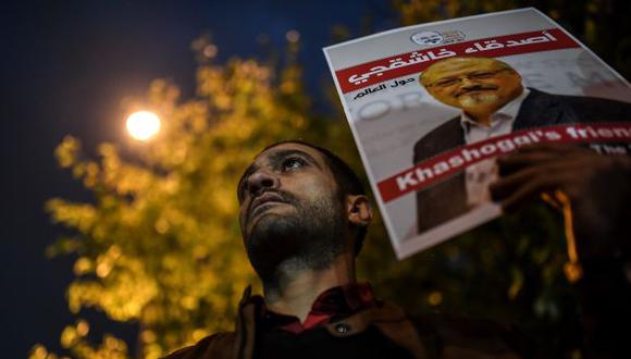 Un manifestante sostiene un cartel que representa al periodista saudí Jamal Khashoggi fuera del consulado de Arabia Saudita en Estambul. (Foto: AFP)
