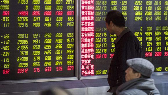 Bolsas chinas suspendieron sus operaciones por fuerte caída