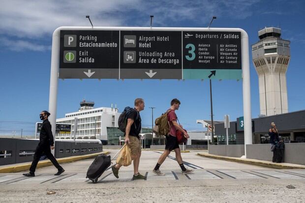 Exteriores del aeropuerto de Puerto Rico, Luis Muñoz Marín. (AFP/RICARDO ARDUENGO).