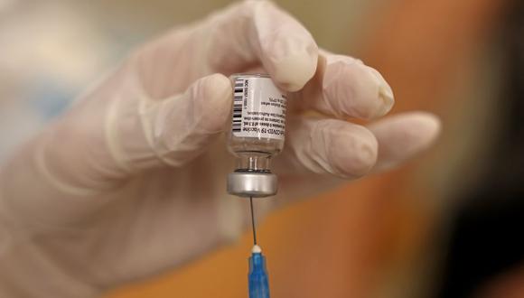 Un trabajador de la salud de Israel prepara una dosis de la vacuna Pfizer-BioNtech contra el coronavirus COVID-19 en el Servicio de Salud Clalit en Jerusalén el 1 de agosto de 2021. (Foto referencial, Menahem KAHANA / AFP).