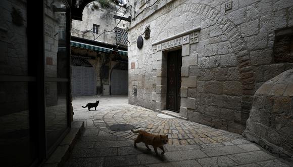 Una de las 14 estaciones de la Vía Dolorosa luce sin turistas ni residentes  durante la estricta cuarentena en Jerusalén. (Reuters)