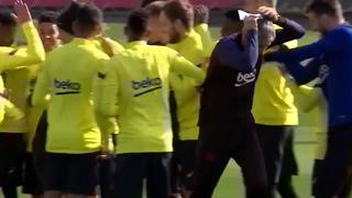 Los jugadores del Barcelona le hicieron un ‘callejón oscuro’ a Quique Setién antes de su estreno en el ‘Clásico’ [VIDEO]