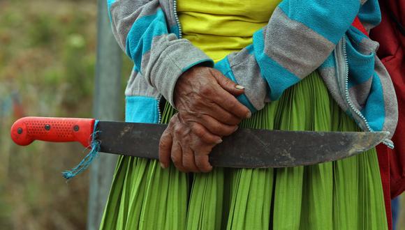 Una mujer indígena sostiene un machete durante un bloqueo vial como parte de una protesta contra las políticas económicas del gobierno del presidente de Ecuador Lenín Moreno. (AFP / Cristina VEGA).