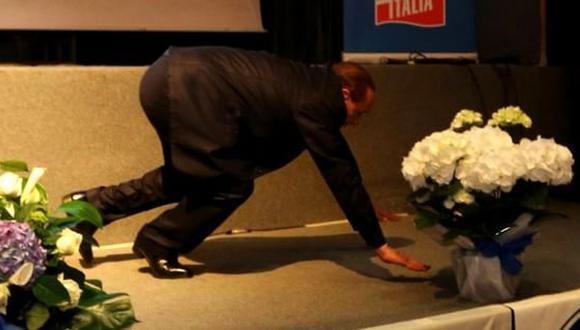 Berlusconi reaparece en mitin y sufre aparatosa caída [VIDEO]