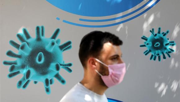 Un israelí con una mascarilla protectora se va después de pasar por un examen de descarte de coronavirus en Jerusalén. (EFE / EPA / ABIR SULTAN).