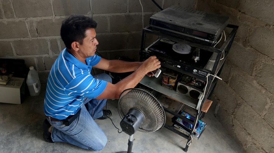 Los hombres que llevan la energía del viento a los más pobres - 3