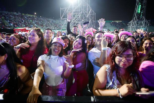 Lima, April 12, 2024 |  Karol G fans in the front row of the stage