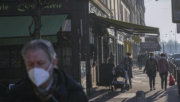Gente con mascarillas caminando por las calles de Francia. (Foto: AP)