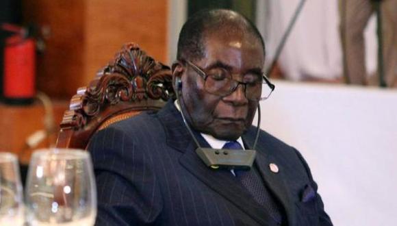 Presidente de Zimbabue "no duerme en público, reposa sus ojos"