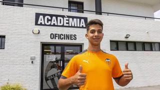 Alessandro Burlamaqui fue presentado como nuevo jugador del Valencia