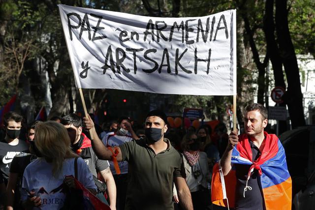 Miembros de la comunidad armenia marchan hacia las embajadas de Azerbaiyán y Turquía en Buenos Aires. (AFP/ALEJANDRO PAGNI).