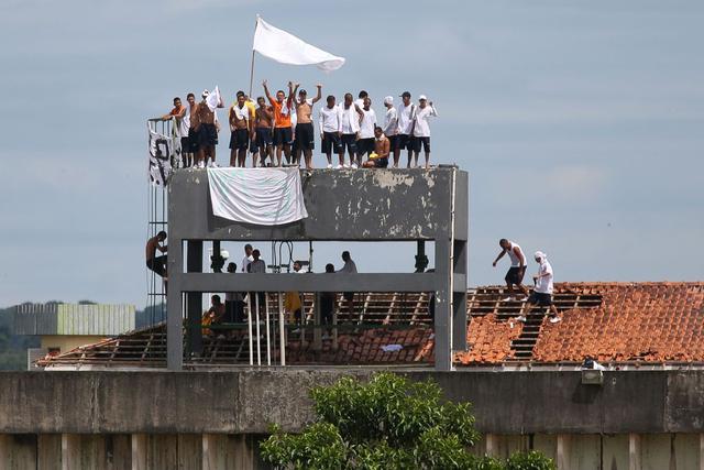 Un motín en una cárcel de la ciudad Manaos, capital del estado brasileño de Amazonas, uno de los más golpeados por la pandemia de coronavirus. (AFP/MICHAEL DANTAS).
