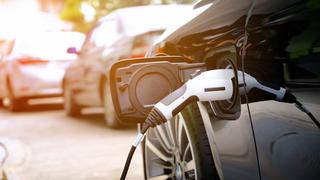 Autos eléctricos bajarán de precio gracias a baterías de agua