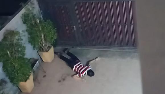 Un ladrón sufrió una dolorosa caída de casi tres metros de altura cuando intentaba saltar el muro de una casa para robar | Foto: Captura de video YouTube / Viral Press