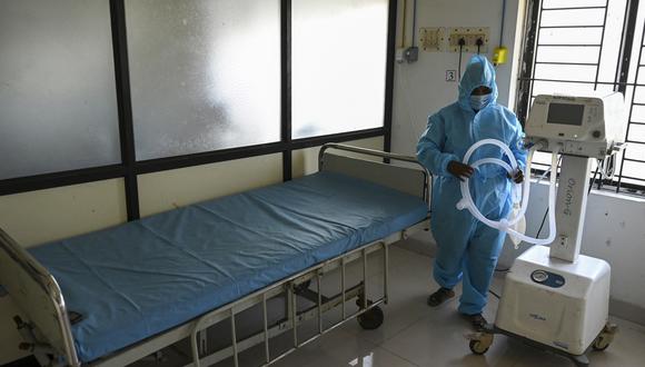Un personal médico prepara una sala de aislamiento para pacientes con coronavirus Covid-19 en un hospital gubernamental en Chennai el 10 de abril de 2023. (Foto de R.Satish Babu / AFP)