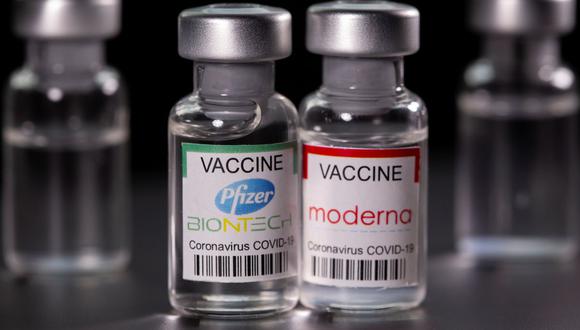 Los viales con las etiquetas de la vacuna Pfizer-BioNTech y Moderna se ven en esta imagen de ilustración tomada el 19 de marzo de 2021. (REUTERS/Dado Ruvic).