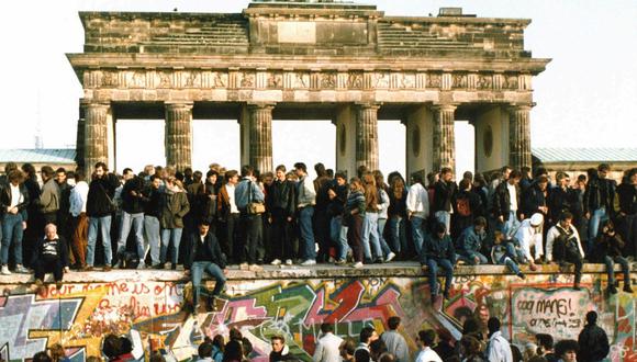 El 10 de noviembre de 1989, los residentes de Berlín oriental y occidental celebran la caída del muro. (Foto: Agencia)