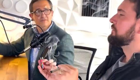 El candidato por el Partido Social Cristiano (PSC), Jan Topic, prende cigarrillos con cannabis durante un podcast, el 20 de julio de 2023. (Captura de Twitter @EcuadorPlay)