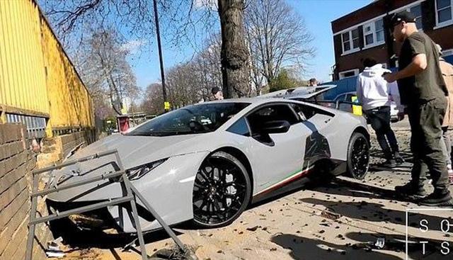 Quiso presumir de su lujoso Lamborghini, pero terminó chocándolo contra una pared y destrozándolo. (YouTube / Supercars on the streets)