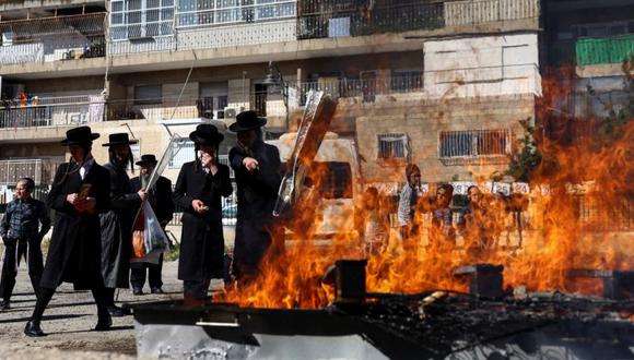 Judíos ultraortodoxos queman pan con levadura antes de la próxima festividad judía de la Pascua judía en el barrio Mea Shearim de Jerusalén.