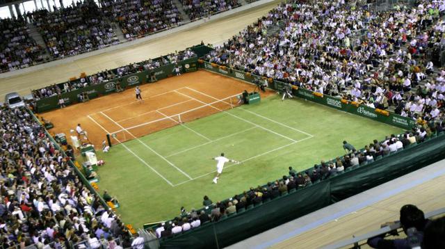 En el año 2007, Roger Federer era invencible en el césped, al igual que Rafael Nadal sobre el polvo de ladrillo. Para demostrar quien era el mejor en igualdad de condiciones, un grupo de organizadores preparó una cancha que tenga la mitad de hierba y la otra de tierra batida. (Foto: agencias)