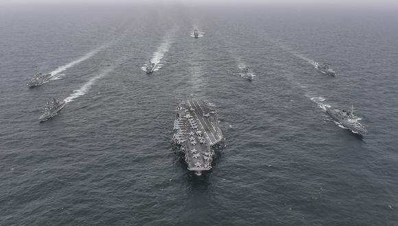 El portaaviones de la Marina de EE. UU. USS Nimitz, el destructor de la Marina de Corea del Sur Yulgok Yi I y el destructor de la Fuerza de Autodefensa Marítima de Japón Umigiri frente a Corea del Sur. (Foto de Ministerio de Defensa surcoreano / AFP)