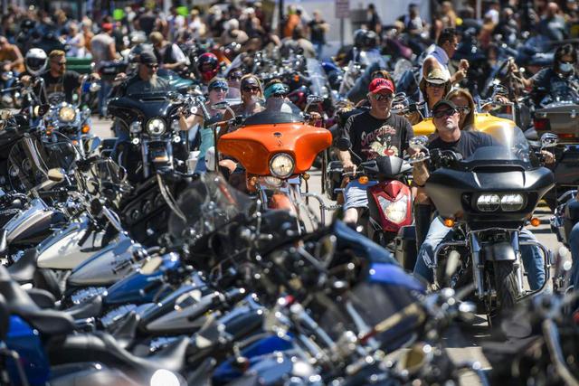 Los motociclistas recorren una calle durante una nueva edición del "Sturgis Motorcycle Rally" en la localidad de Sturgis en Dakota del Sur (Estados Unidos). Esta celebración ocurre en medio del coronavirus. (Michael Ciaglo/Getty Images/AFP).